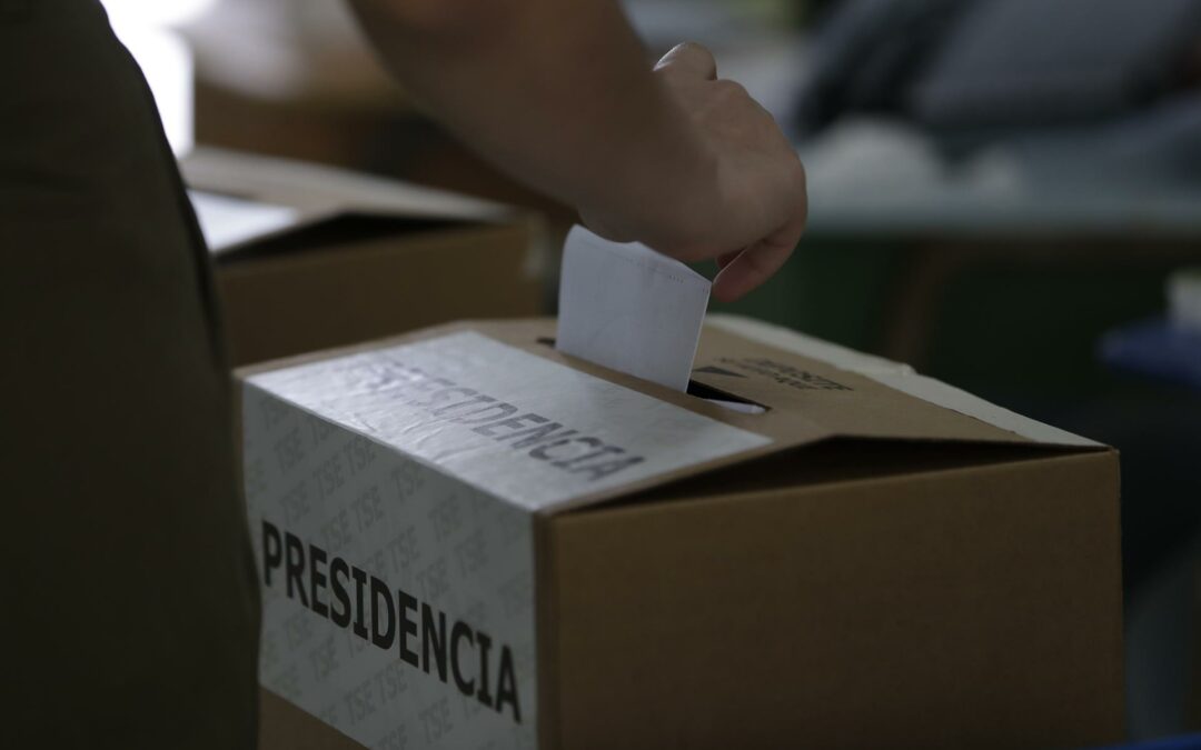 Costa Rica irá a segunda ronda entre el expresidente Figueres y el economista Chaves