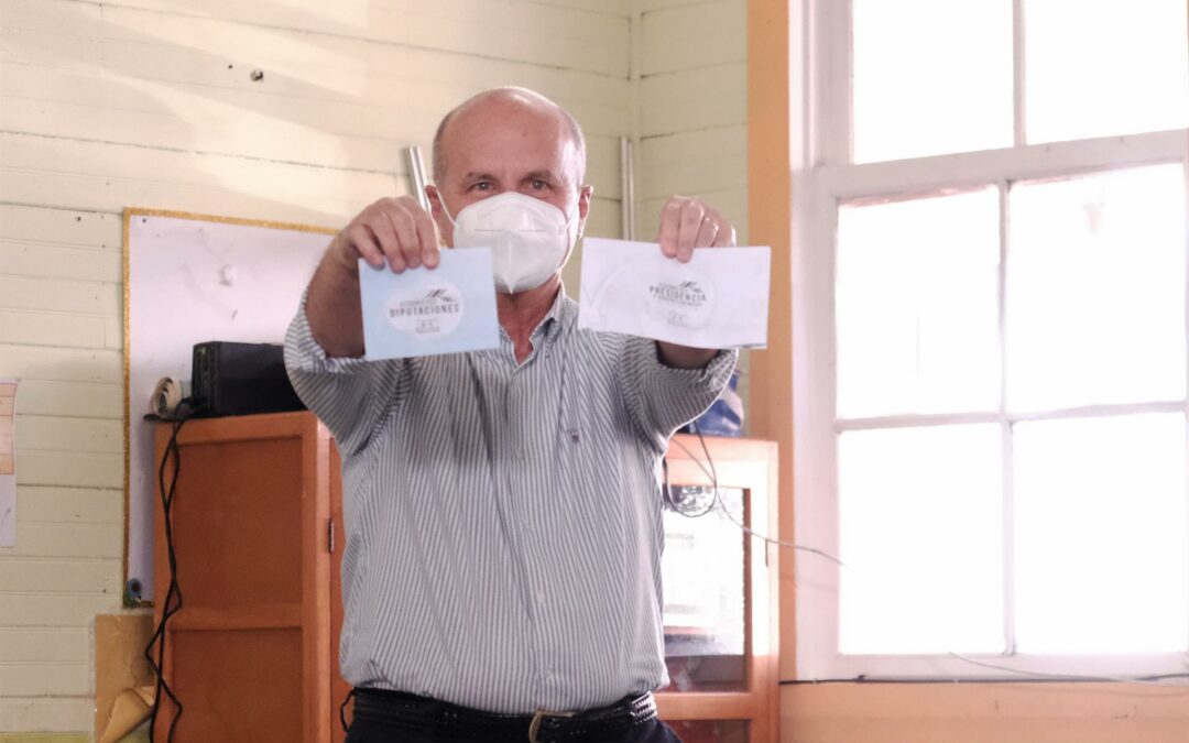 Expresidente Figueres emite su voto y hace un llamado a «rescatar» a Costa Rica