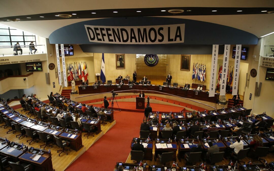 Congreso salvadoreño aprueba una reforma que crea el «agente encubierto digital»