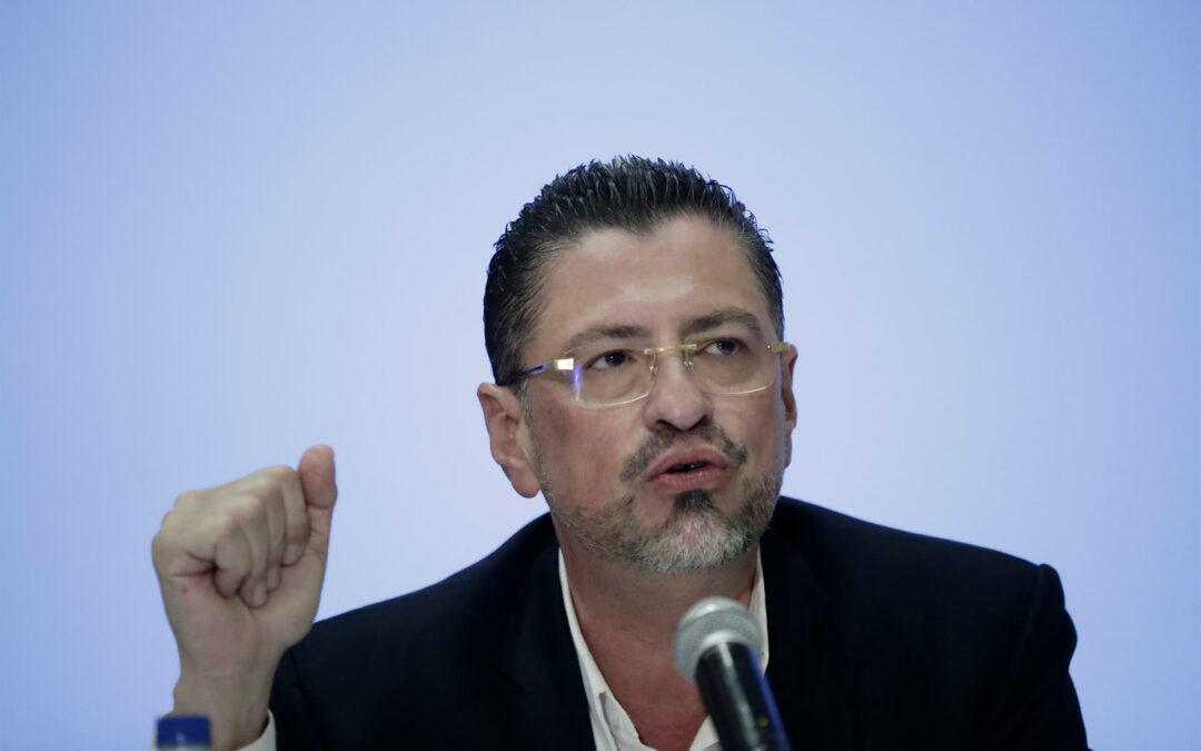 Candidato costarricense cuestiona al Wall Street Journal por una nota sobre acoso