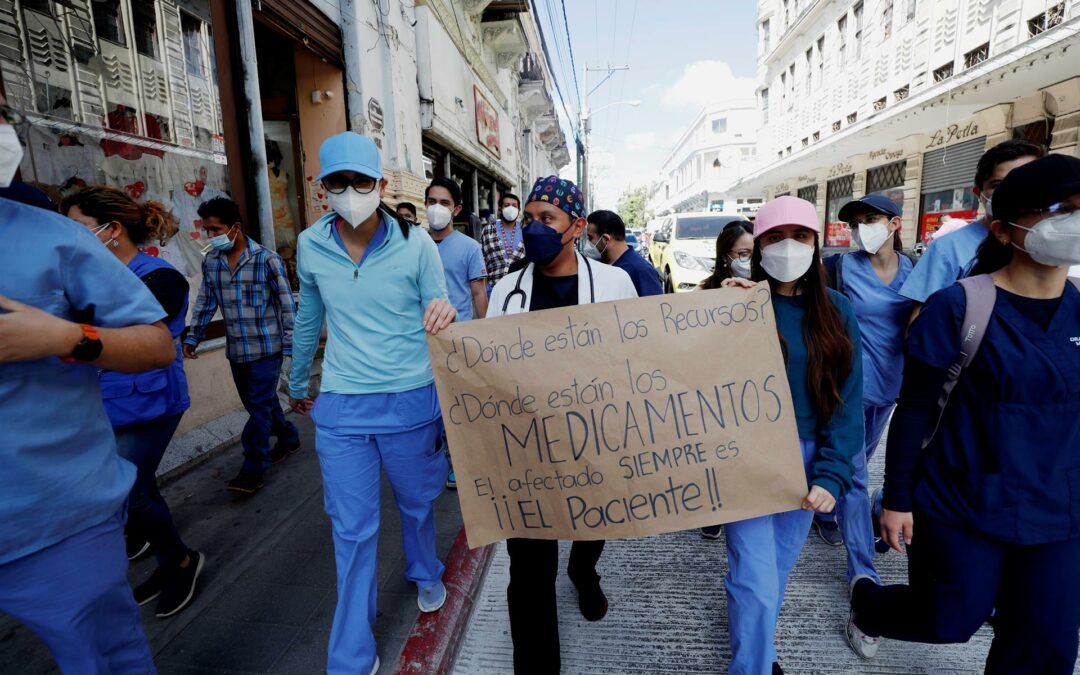 Médicos guatemaltecos marchan como protesta por la falta de medicinas y equipo