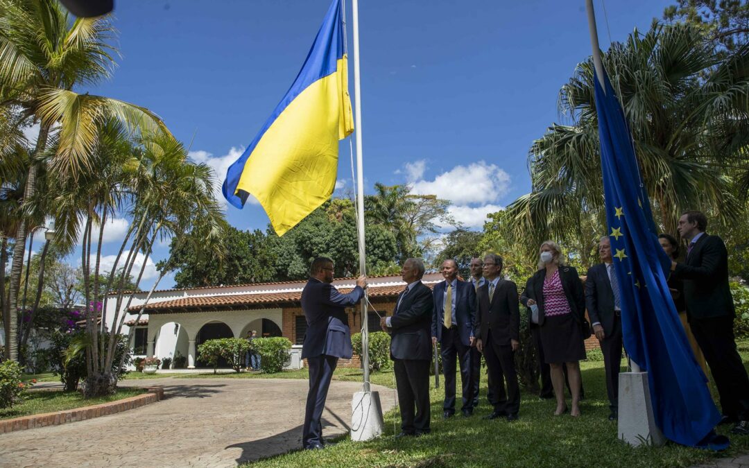 Embajadores europeos izan la bandera de Ucrania en Nicaragua