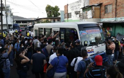 Largas filas de salvadoreños en un punto de autobuses tras la intervención del Gobierno