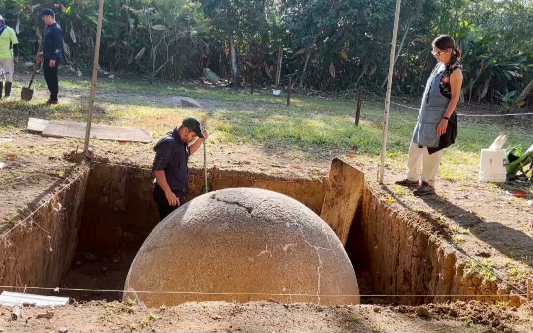 Costa Rica restaura esferas de piedra precolombinas con el apoyo de México