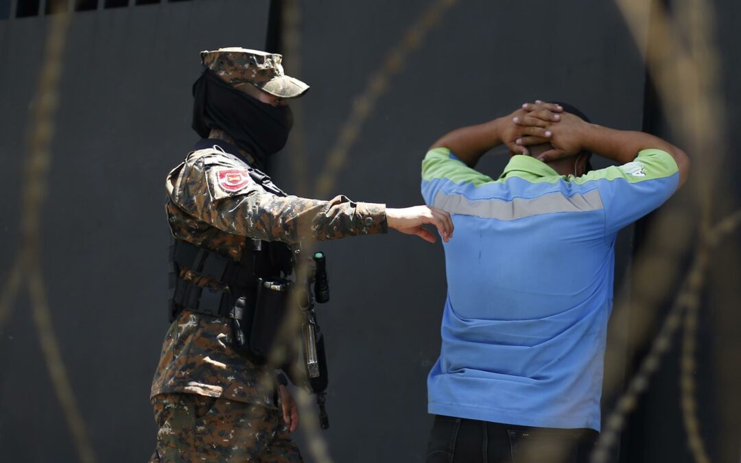 Gobierno salvadoreño responde al desafío de las pandillas con capturas masivas