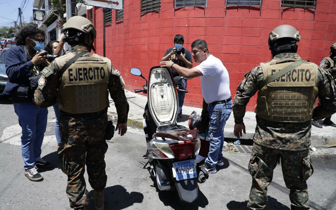 El Salvador aísla a pandilleros presos tras comienzo del régimen de excepción
