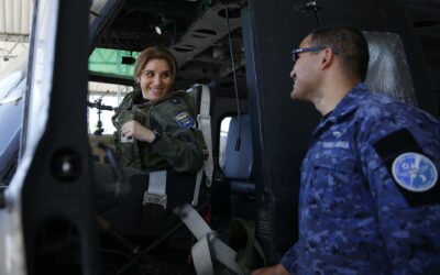 Piloto salvadoreña destaca en profesión militar dominada por hombres