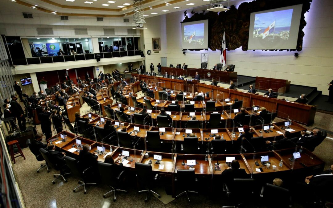 Polémica en Panamá entre el Gobierno y el Parlamento por el impuesto al combustible