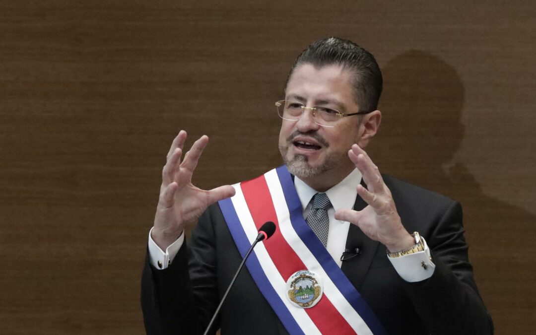 Dudas y críticas sobre los decretos marcan el inicio de Chaves en Costa Rica