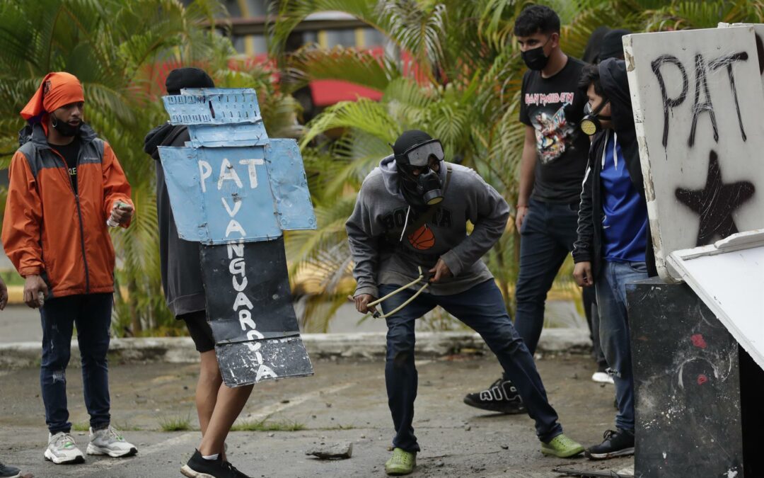 Universitarios panameños protestan contra el alza del combustible y la inseguridad