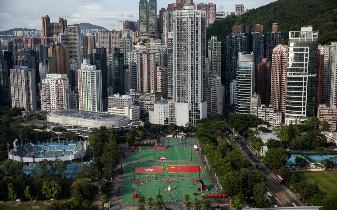 Hong Kong ve tambalearse su estatus de centro financiero 25 años después