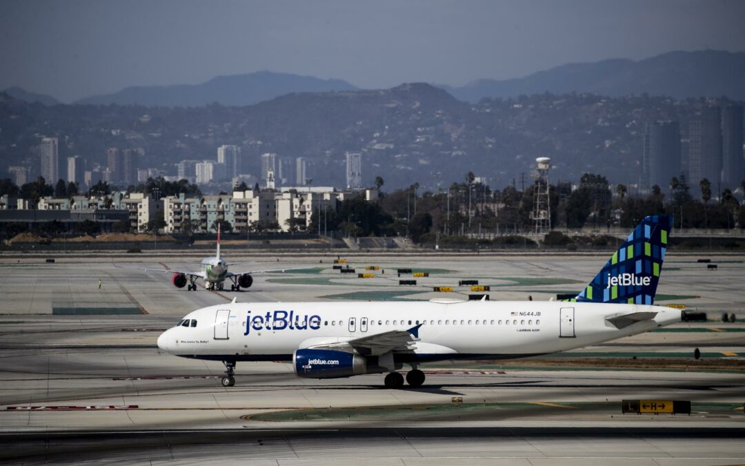 Spirit decidirá antes de julio sobre la venta a JetBlue o una fusión con Frontier