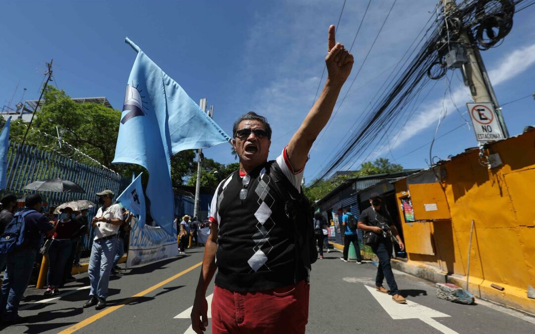 Maestros salvadoreños demandan un «nuevo sistema de pensiones» y alza de su salario