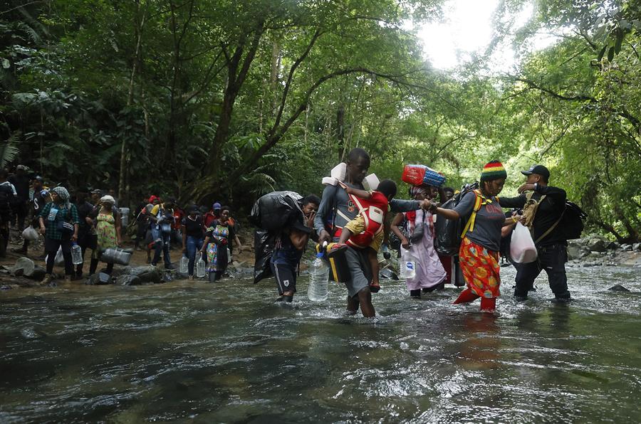 Panamá lleva a 114 migrantes que deambulaban por las calles a la frontera con Costa Rica