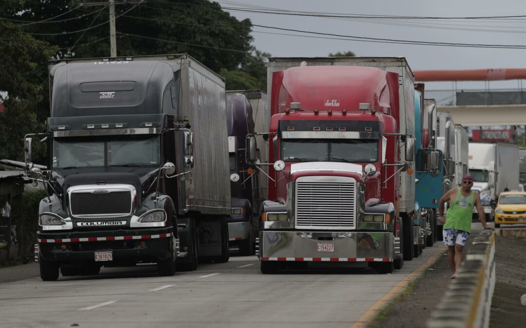 Centenares de camiones de Centroamérica permanecen varados en Panamá por bloqueos