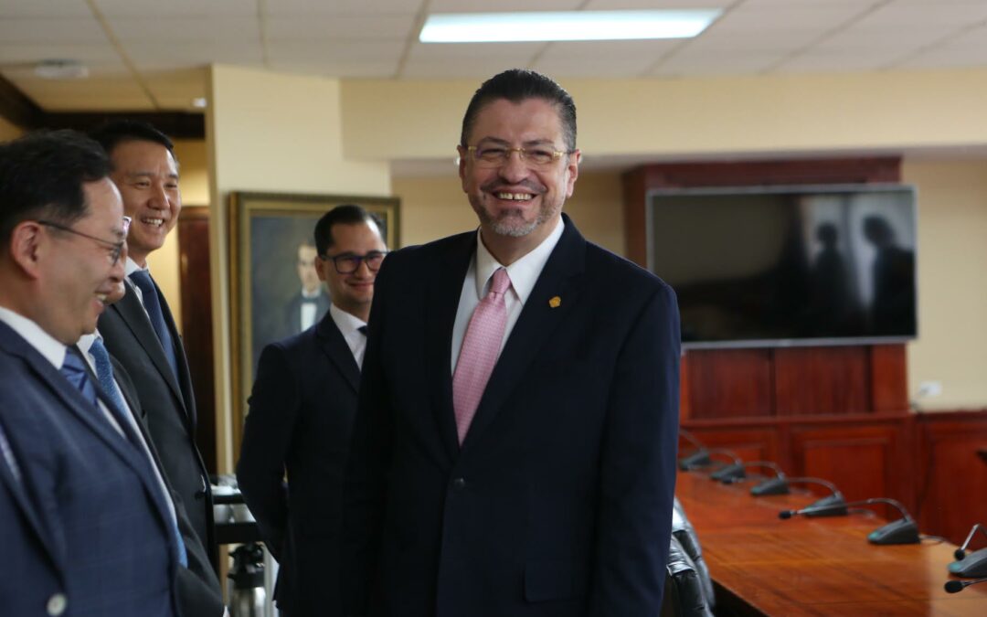 Costa Rica recibe al presidente de Samsung Latinoamérica para promover proyectos de educación