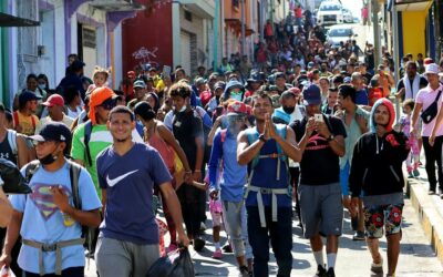 Caravana con 500 migrantes parte de la frontera sur de México rumbo a EE.UU.