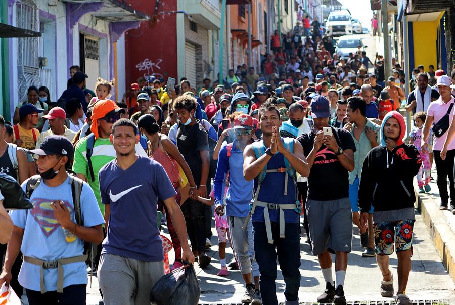 Caravana con 500 migrantes parte de la frontera sur de México rumbo a EE.UU.