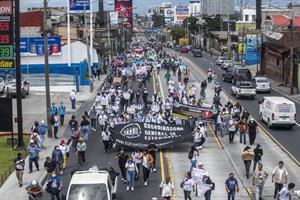 Universitarios y campesinos protestan contra el Gobierno en Guatemala