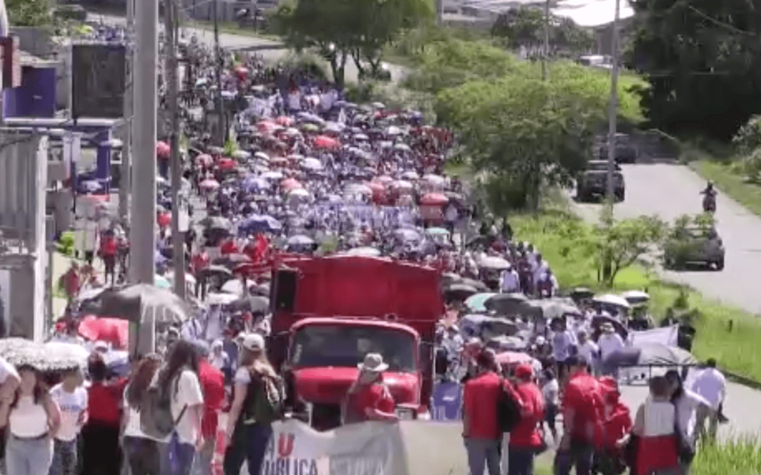 Estudiantes protestan y el Gobierno desiste del recorte a la Educación en Costa Rica