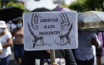 Más salvadoreños exigen la libertad para los detenidos durante el régimen de excepción