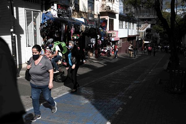 Personas caminan en una calle de San José, en una fotografía de archivo. EFE/Jeffrey Arguedas