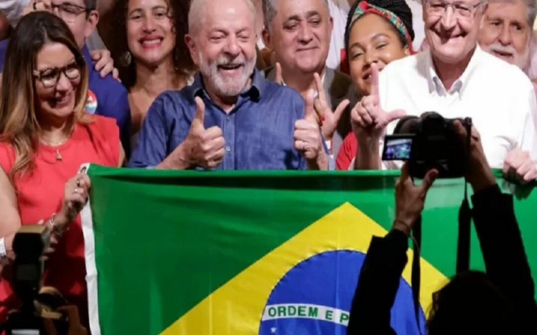 Lula vuelve al poder en Brasil al derrotar a Bolsonaro en la elección más reñida desde el retorno a la democracia