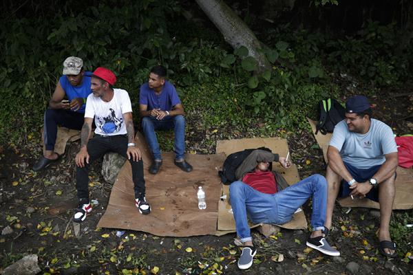 Migrantes de origen venezolano esperan hoy, en un refugio temporal para ser enviados a su país de origen, en Ciudad de Panamá (Panamá). EFE/Bienvenido Velasco