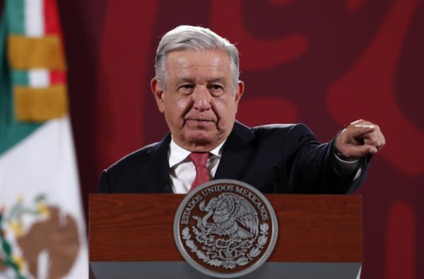 El presidente de México, Andrés Manuel López Obrador, habla durante una conferencia hoy, en el Palacio Nacional, en Ciudad de México (México). EFE/ Mario Guzmán