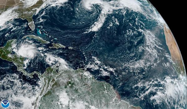 Fotografía satelital cedida el pasado 1 de noviembre por la Oficina Nacional de Administración Oceánica y Atmosférica (NOAA), a través del Centro Nacional de Huracanes (NHC), donde se registró la localización de las tormentas tropicales Martin (c arriba) y Lisa (i), en el Atlántico. EFE/NOAA-NHC