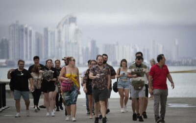 Unos 2.500 turistas llegan a Panamá en buques Norwegian Encore y Viking Star