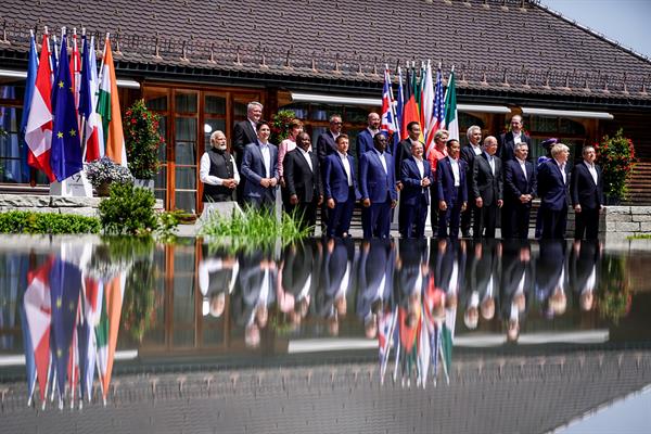 Líderes del G7 y participantes del programa posan para una foto familiar en el Castillo de Elmau en Kruen, Alemania, el 27 de junio de 2022. EFE/EPA/CHRISTIAN BRUNA