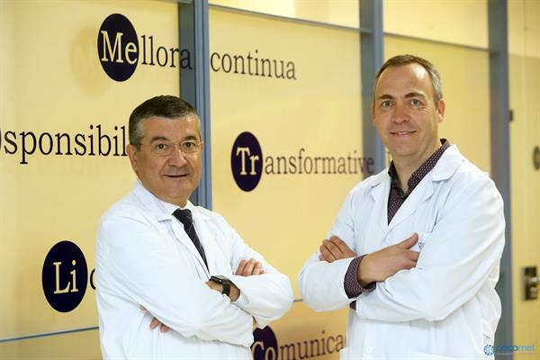 En la imagen los científicos Rafael López (izquierda) y Angel Díaz-Lagares (derecha), que han liderado la investigación que ha permitido identificar un nuevo biomarcador en sangre para detectar el cáncer colorrectal en sus etapas iniciales. Imagen cedida por el Instituto de Salud Carlos III. EFE