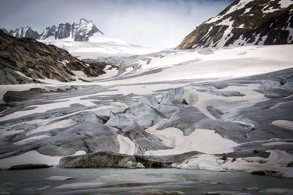 Fotografía de archivo de una vista general del glaciar Rhone en los Alpes suizos, protegido con mantas para intentar que se deshiele lo menos posible. EFE/Olivier Maire