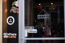 Un comercio en San Salvador muestra a la entrada un cartel que informa de la aceptación del bitcóin en el establecimiento, el 15 de mayo de 2022.
