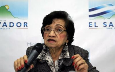 Exministra de Salud de El Salvador, una de las primeras médicas, cumple 100 años