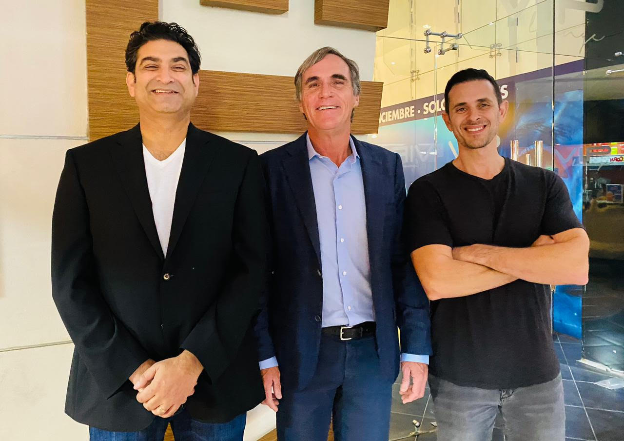 Kevin Weisberg, cofundador y presidente de Optimal (camiseta); Jaime Jiménez, presidente de CAMedia y Galileo (saco azul) y Sam Chadha, jefe de personal de Optimal.