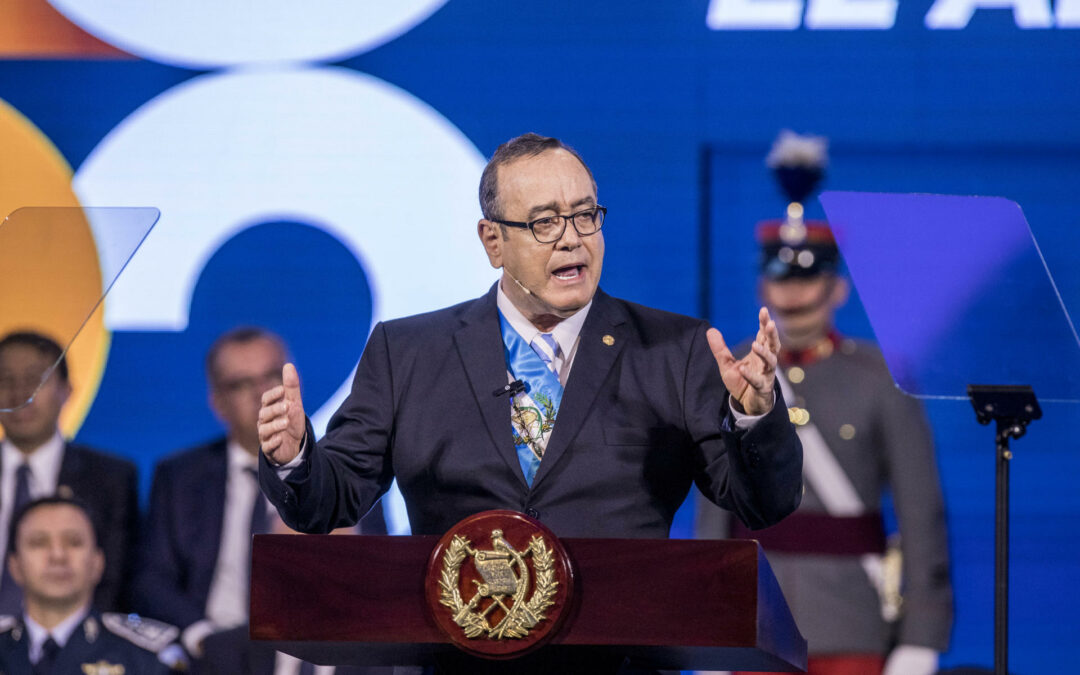 Presidente de Guatemala avala el nuevo presupuesto pese a los reclamos de Arévalo de León
