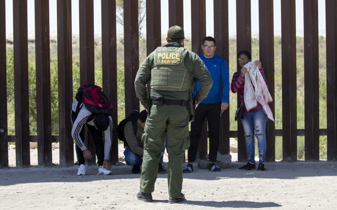 Menos de la mitad de los migrantes detenidos en la frontera de EE.UU. logran solicitar asilo