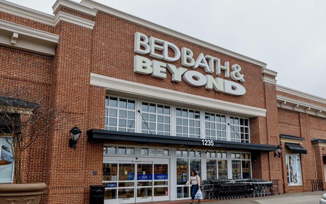 Cadena Bed Bath & Beyond vende acciones y cierra tiendas para evitar la quiebra