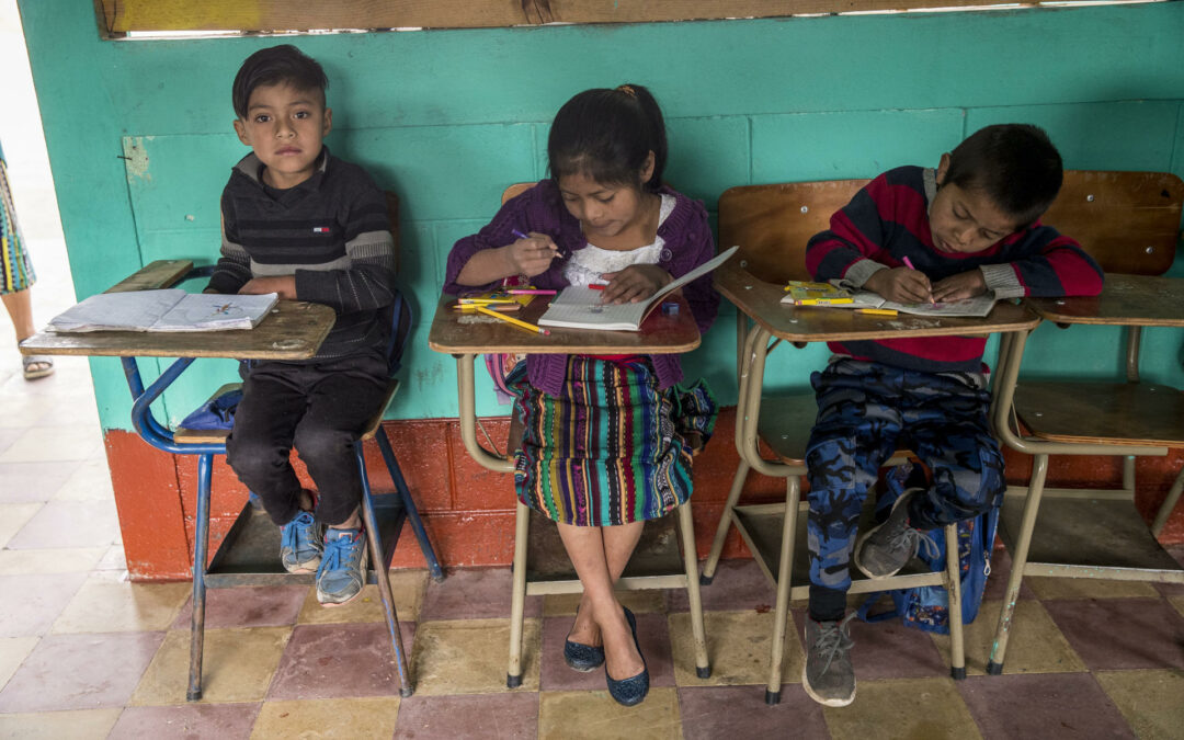 Niños indígenas de Guatemala atraviesan dificultades en su regreso a clases