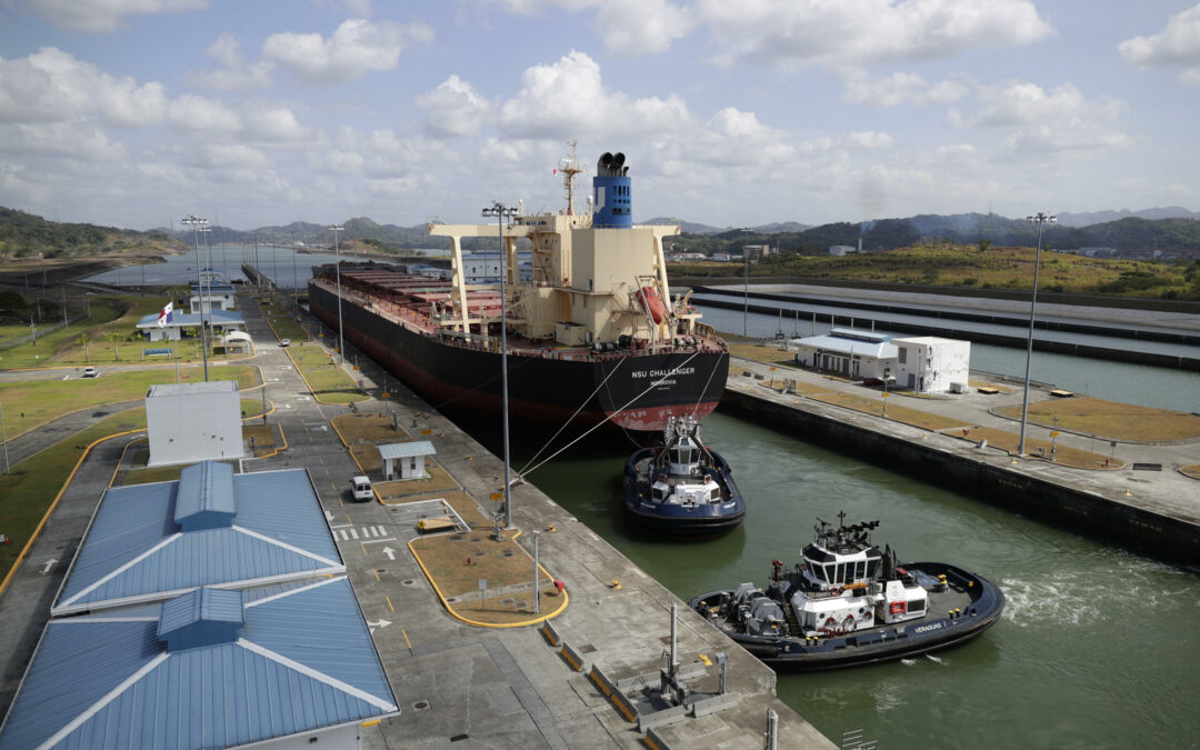Canal de Panamá reduce el número de tránsitos diarios de buques debido a la sequía