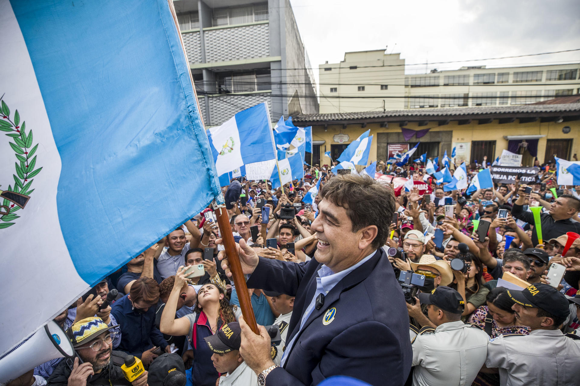 Máximo tribunal de Guatemala deja fuera de las elecciones al líder de las encuestas