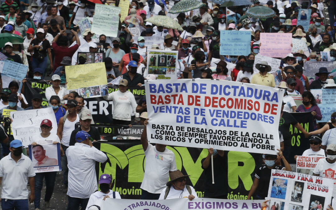 Trabajadores piden aumento de salario y dicen no a reelección en El Salvador