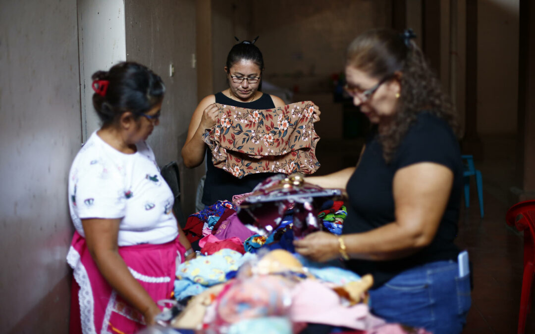 Mujeres salvadoreñas impulsan bancos comunitarios para lograr la independencia económica