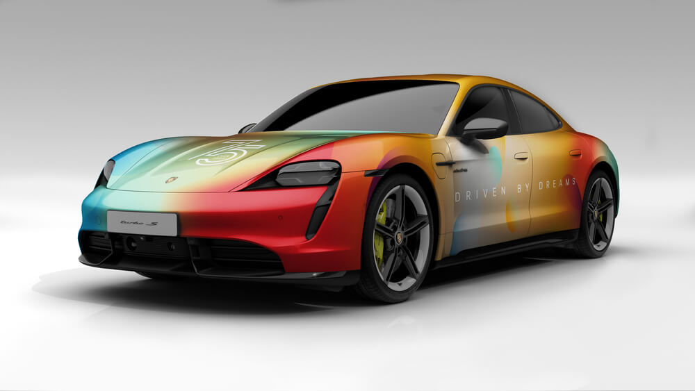 Porsche Costa Rica celebra su 75 aniversario con intervención artística en uno de sus autos