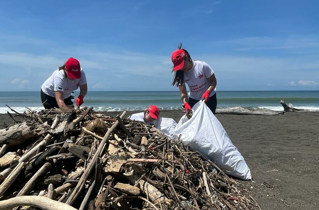 Costa Rica: Voluntarios del Sistema Coca-Cola recolectan 701 kgs de residuos en playa en Puntarenas