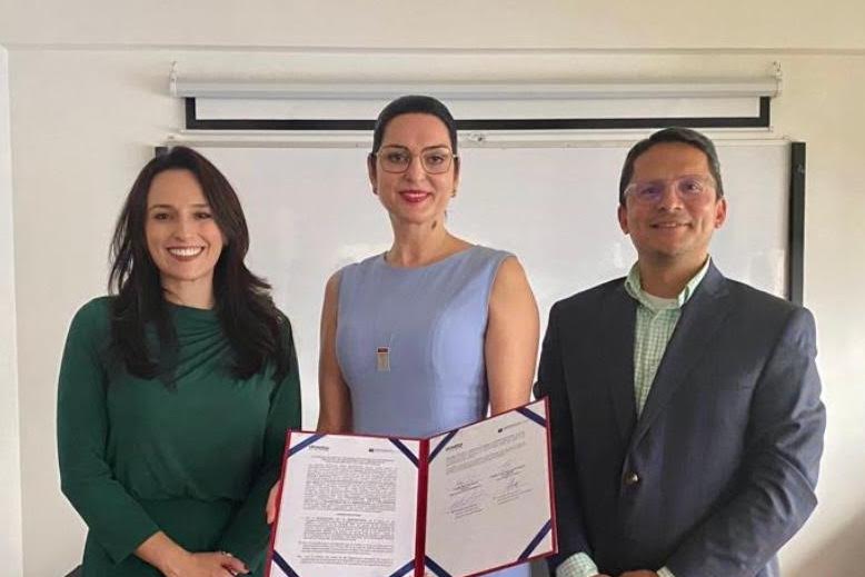 Costa Rica: Ministerio de la Presidencia y UCreativa firman convenio para programa de becas