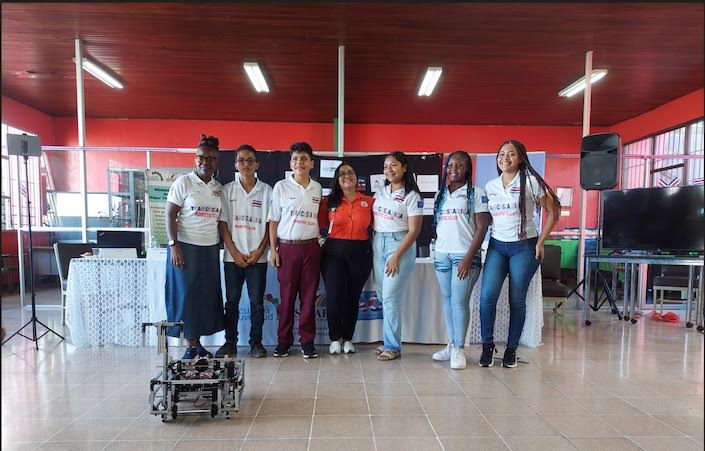Jóvenes limonenses representarán a Costa Rica en competencia mundial de robótica en Singapur 