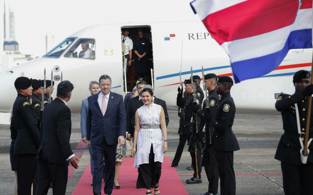 Presidente de Costa Rica llega a Panamá para analizar la crisis migratoria